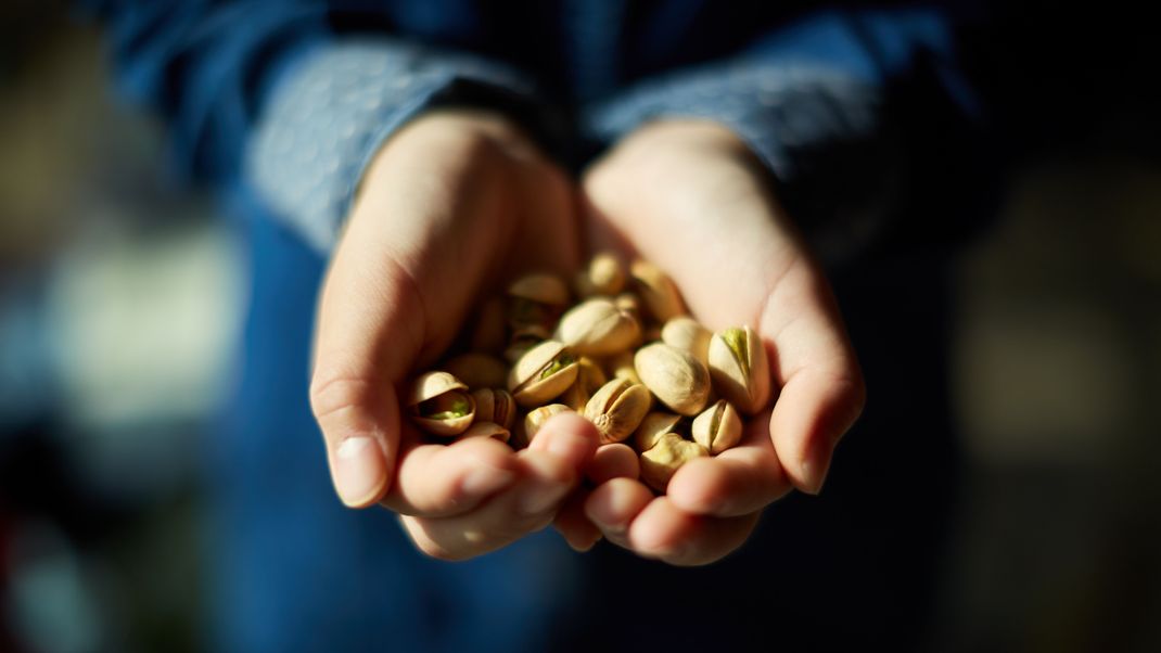 Pistazien sind ein gesunder Snack für zwischendurch oder ein leckeres Topping für Salate und Co. Die kleinen Nüsse helfen dir zugleich, wenn du dein Gewicht reduzieren möchtest.