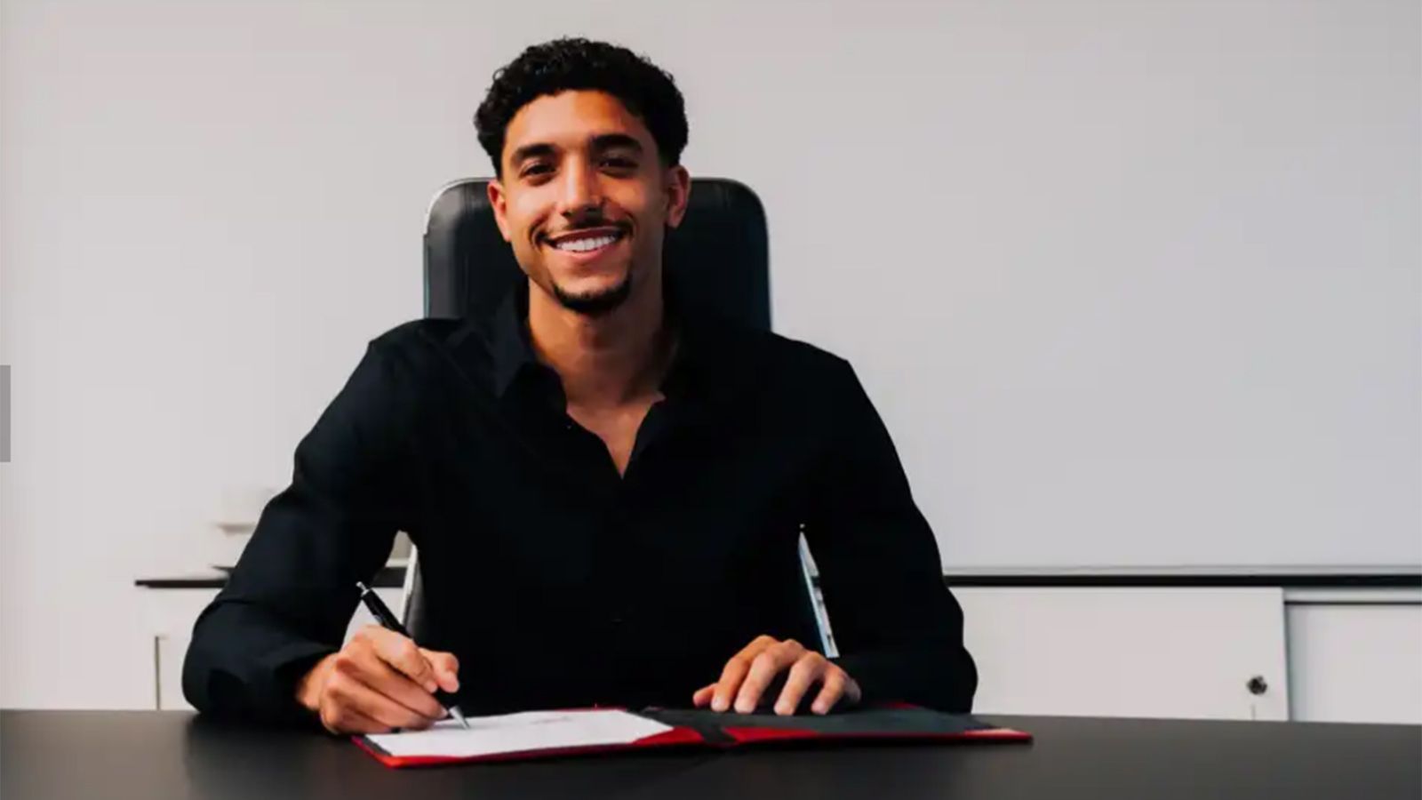 <strong>Omar Marmoush</strong><br>
                Eintracht Frankfurt hat sich die Dienste von Omar Marmoush sichern können. Der&nbsp;ägyptische Nationalspieler wechselt im Sommer von Konkurrent VfL Wolfsburg ablösefrei zu den "Adlern" und erhält dort einen Vertrag bis Sommer 2027.