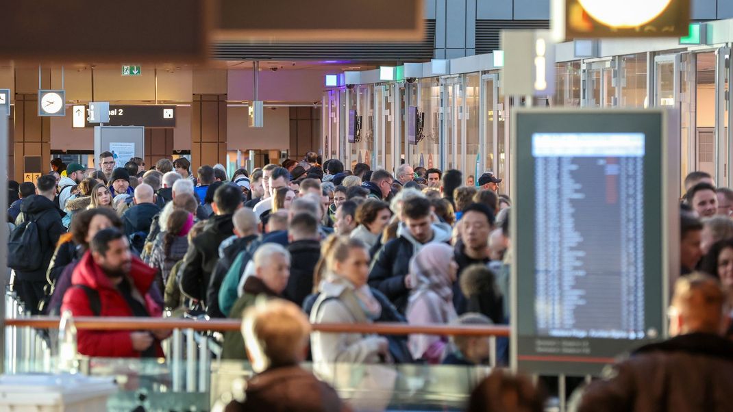 Langes Warten an Bahnhöfen und Flughäfen.