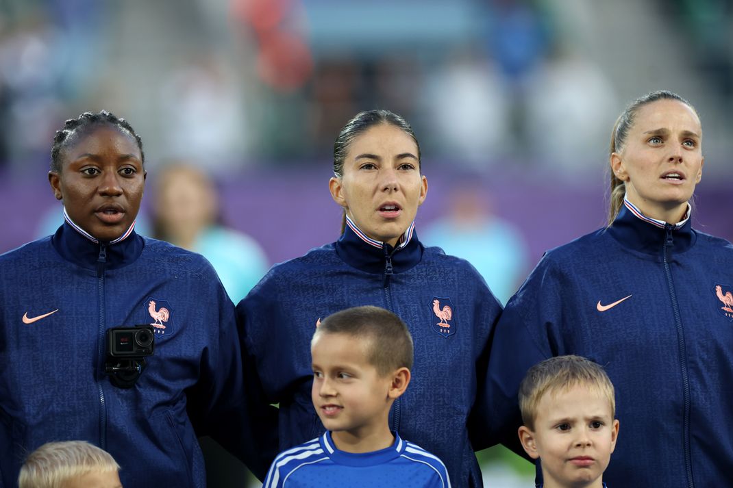 Kadidiatou Diani (l.) und Clara Mateo (M.)
