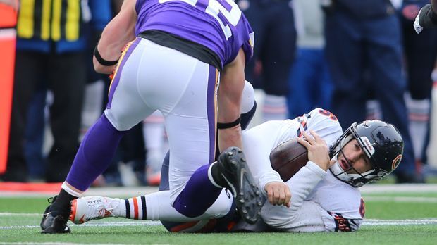 
                <strong>Chicago Bears</strong><br>
                Chicago Bears: Ende Gelände heißt es für die Truppe aus der Windy City. Jay Cutler und Co. enttäuschen auf ganzer Linie, verlieren immer dann, wenn es um die Wurst geht. Mit der Niederlage gegen die Minnesota Vikings ist das Aus offiziell. Auch die Playoffs 2015 finden ohne die Bears statt - zum vierten Mal in Folge.
              