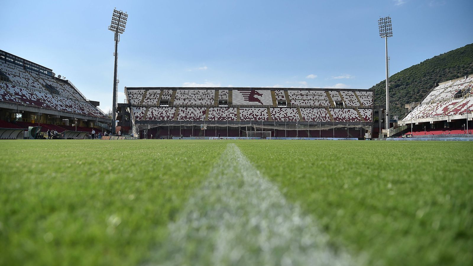 
                <strong>Das Stadio Arechi ist die Heimstätte</strong><br>
                Das Stadio Arechi wird für Franck Ribery die neue Heimstätte sein. 37.180 Zuschauer finden hier Platz. Die Arena besteht aus vier nicht miteinander verbundenen doppelstöckigen Stahlbetontribünen. Das Stadion wurde 1990 eröffnet und zuletzt im Jahr 2019 renoviert. Drei Länderspiele von Italien wurden hier bislang ausgetragen - allesamt in den 90er Jahren.
              