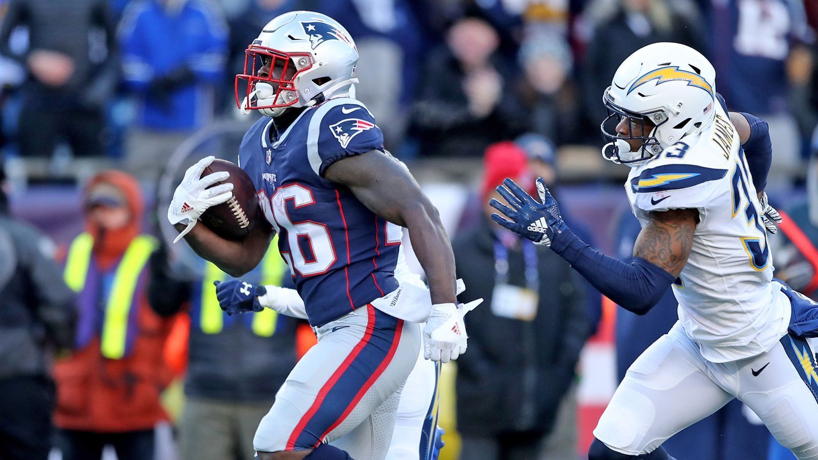 
                <strong>Gewinner: Sony Michel</strong><br>
                Nervosität beim Playoff-Debüt? Nicht bei Sony Michel! Der Rookie der New England Patriots läuft die Los Angeles Chargers beim 41:28-Erfolg in Grund und Boden. 138 Total Yards und gleich drei Touchdowns - der 23 Jahre alte Running Back ist der herausragende Akteur einer immens starken Patriots-Offense. Der Lohn: Michel darf in dieser Saison mindestens ein weiteres Playoff-Spiel bestreiten.
              