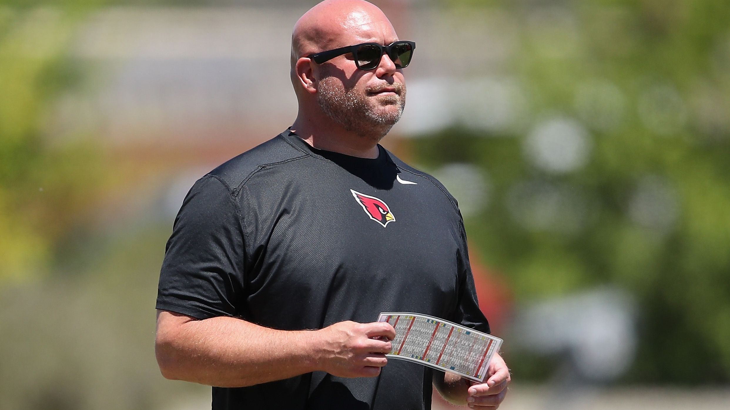 <strong>Arizona Cardinals: Die Vertragsverlängerung von Steve Keim (2022)</strong><br>Keim war lange der General Manager der Cardinals. Aber nie wirklich überzeugend im Draft. Besonders mit seinen First-Round-Picks. 2016 holte er Robert Nkemdiche, 2017 Haason Reddick, 2018 Josh Rosen und 2020 Isaiah Simmons. Neben Reddick rechtefertigte niemand diesen Wert und Reddick auch erst, als er im letzten Vertragsjahr auf seiner richtigen Position eingesetzt wurde. Im Jahr seiner Vertragsverlängerung zog sich Keim aus gesundheitlichen Gründen zurück, vorher wurde er bereits <a href="https://www.ran.de/sports/american-football/nfl/news/nach-trunkenheit-am-steuer-cardinals-suspendieren-gm-steve-keim-fuer-fuenf-wochen-200636">wegen Trunkenheit am Steuer</a> suspendiert. Man hätte sich früher trennen müssen.