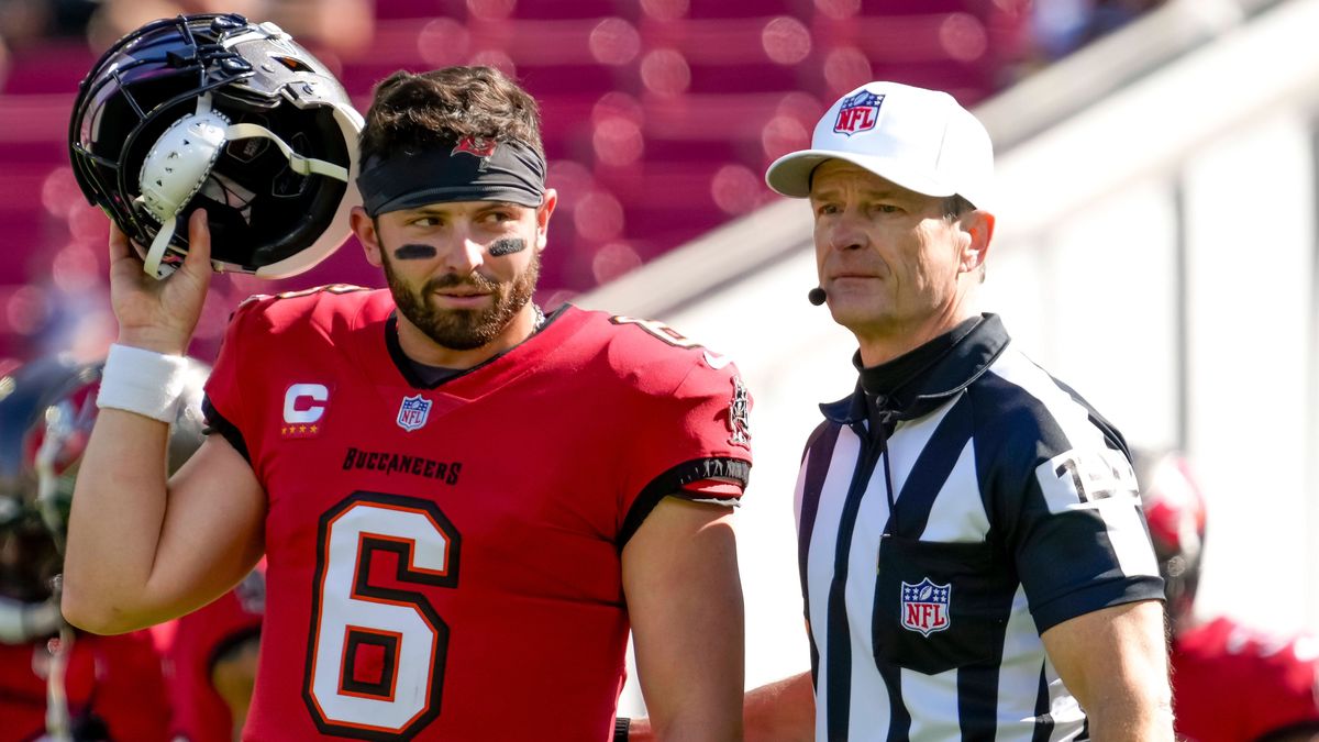 TAMPA, FL - DECEMBER 31: Tampa Bay Buccaneers quarterback Baker Mayfield (6) during the NFL, American Football Herren, USA Football match between the Tampa Bay Bucs and New Orleans Saints on Decemb...