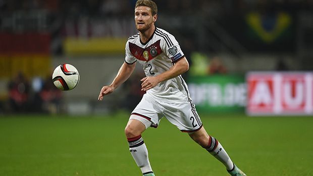 
                <strong>Shkodran Mustafi: 180.000 Euro</strong><br>
                Shkodran Mustafi: 180.000 Euro. Nur einmal (!) steht der Weltmeister in der Qualifikation zur Euro 2016 auf dem Platz. Doch der Verteidiger ist neun Mal im Kader, was eine ordentliche Prämie bringt. In Freundschaftsspielen lässt Löw ihn häufig antreten.
              