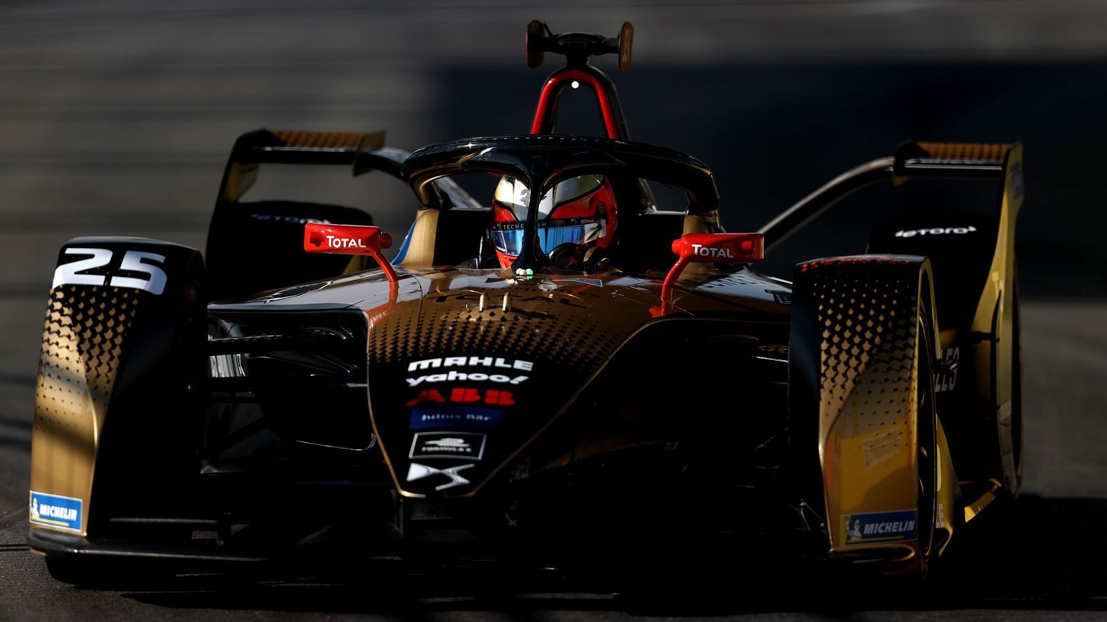 
                <strong>Verlierer: Jean-Eric Vergne</strong><br>
                Das gilt auch für Jean-Eric Vergne, immerhin zweimaliger Champion. Titelverteidiger DS Techeetah kam am Freitag schlecht aus den Startlöchern, Teamkollege und Titelverteidiger Antonio Felix da Costa konnte am Samstag aber Schadensbegrenzung betreiben. Und Vergne? Der kassierte eine unglückliche Zeitstrafe, weil er bis zum Rennabbruch seinen Attack Mode noch nicht genutzt hatte. Unter dem Strich stehen deshalb null Punkte und ein echter Fehlstart.
              