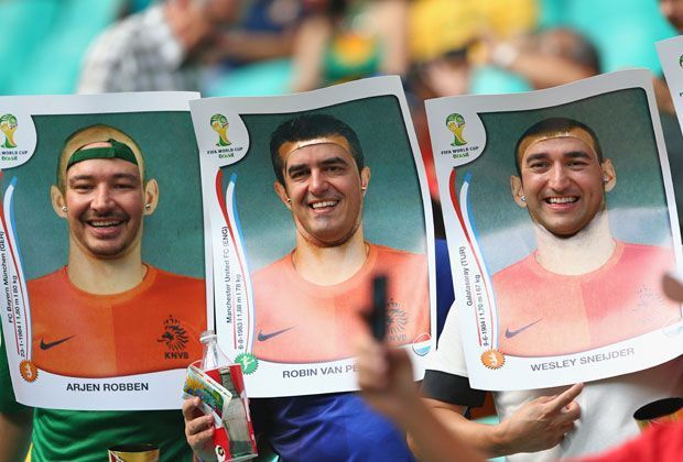 
                <strong>Verrückt, sexy, skurril: Fans in Brasilien</strong><br>
                Die Holländer starten nicht nur furios in die WM, sie sind auch jetzt schon Fan-Weltmeister. Was diese drei Herren außerhalb des Stadions machen, dürfte nicht schwer zu erraten sein.
              