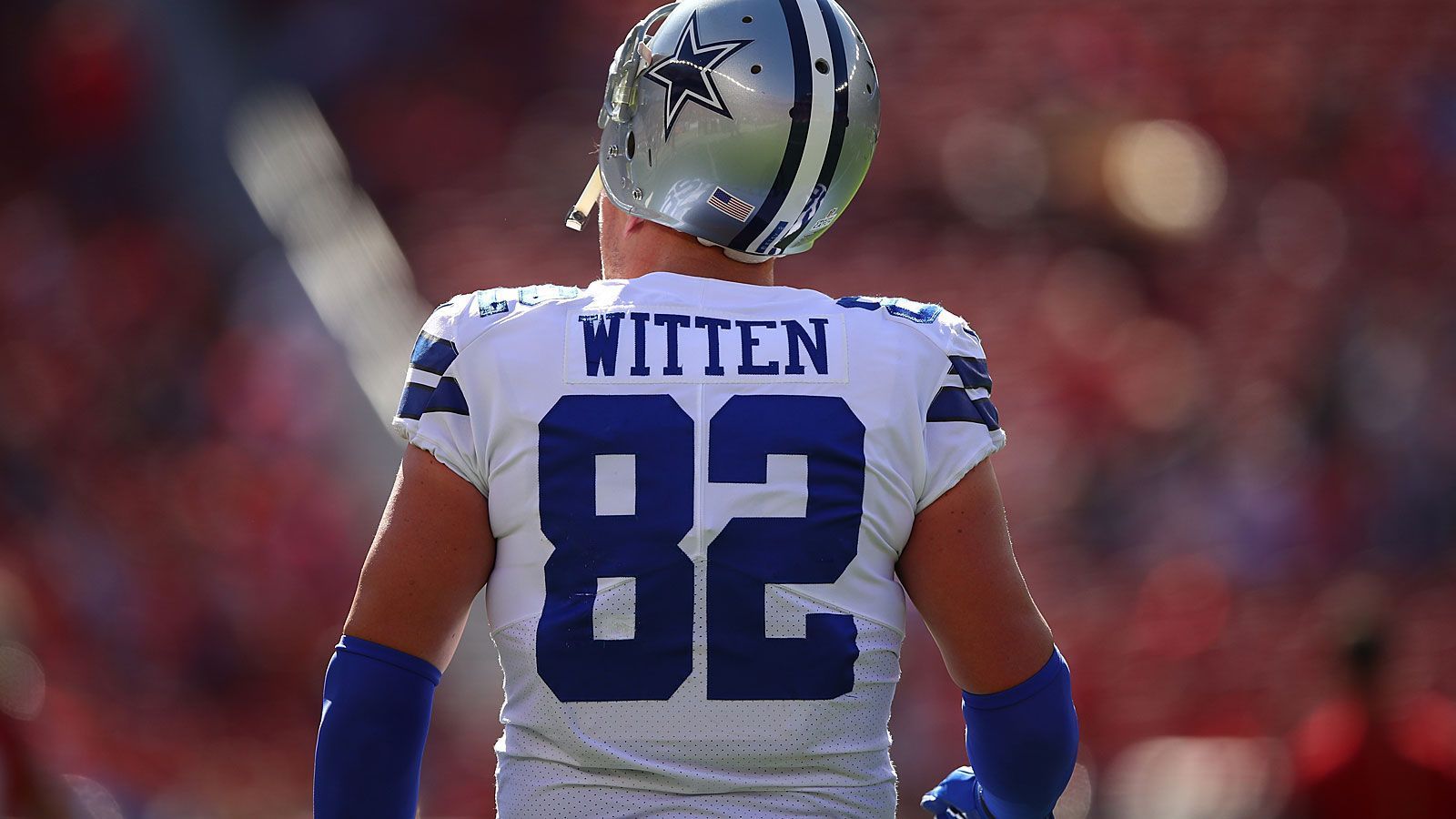 
                <strong>Witten-Comeback wirft Fragen auf</strong><br>
                Jason Wittens Rückkehr nur ein Jahr nach dem Rücktritt kam zumindest für Außenstehende überraschend. Ob die Legende der "Boys" aber wirklich noch entscheidend helfen kann, endlich wieder einen tiefen Playoff-Run hinzulegen? Einen adäquaten Ersatz auf der Position des Tight End gibt der Kader nicht her. Möglicherweise muss der Routinier also bei mehr Snaps auf dem Feld stehen als ihm lieb sein kann.
              