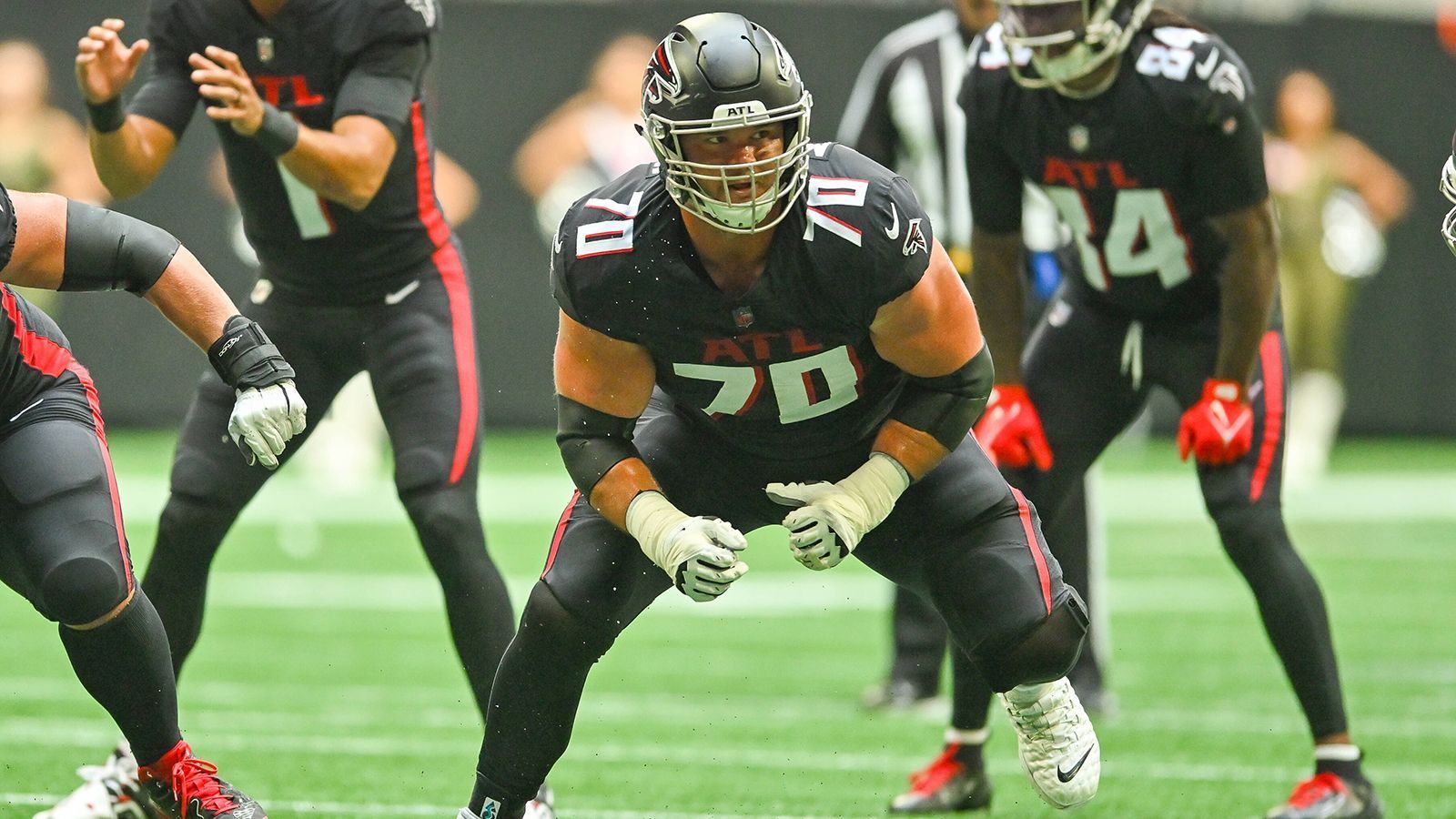 <strong>Jake Matthews (Offensive Tackle, Atlanta Falcons) </strong><br>
                Der 31-jährige Jake Matthews ist der einzige aus der Matthews-Familie, der noch aktiv in der NFL ist. Bruder Kevin, 36 Jahre alt, spielte als Center für die Tennessee Titans und Carolina Panthers. Vater Bruce Matthews, der die Positionen Offensive Guard, Center und Tackle bekleidete, beendete 2001 seine NFL-Karriere. Das war es aber nicht mit NFL-Spielern aus der Matthews-Familie: Auch Jakes Großvater, Onkel, Cousins und jüngerer Bruder haben eine NFL-Vergangenheit. Eine wahrhaftig Football-talentierte Familie also.
