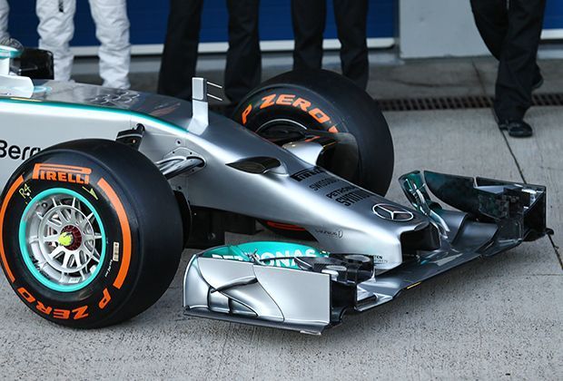 
                <strong>Mercedes F1 W05</strong><br>
                Großes Lob für die Mercedes-Konstrukteure: Die Nase ihres neuen Boliden macht bisher den ästhetischsten Eindruck von allen neuen Autos. Spannend wird sein, wie lange die Zusatzflügelchen vor der Vorderrad-Aufhängung erlaubt bleiben.
              