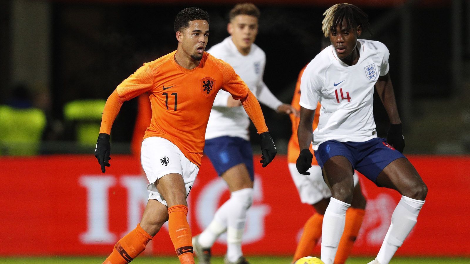 
                <strong>Niederlande: Der Star - Justin Kluivert </strong><br>
                Justin Kluivert, Sohn von Ex-Barca-Stürmer Patrick Kluivert, konnte bei RB Leipzig noch nicht voll auftrumpfen. Sein Potenzial ist allerdings unbestritten. Vier Tore in neun U21-Spielen sind eine starke Quote. Gerade seine Schnelligkeit könnte zum Trumpf werden. Daneben gilt es aber auch noch Stürmer Myron Boadu und Mittelfeldspieler Dani de Wit zu beachten, die die besten Torschützen der torhungrigen Niederländer sind. 
              