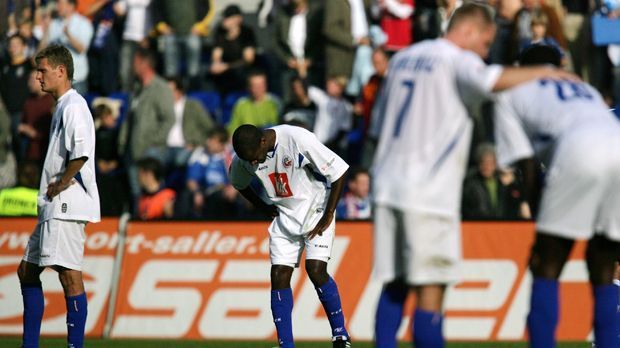 
                <strong>Hansa Rostock</strong><br>
                Hansa Rostock: Die Kogge wankt in der Spielzeit 2007/2008 schon zu Beginn bedenklich. Der Aufsteiger kommt gleich fünf Mal am Saisonstart unter die Räder. Zwar holt das Team von Frank Pagelsdorf anschließend drei Siege in Folge. Am Saisonende steigt Rostock mit 30 Punkten als Vorletzter ab.
              