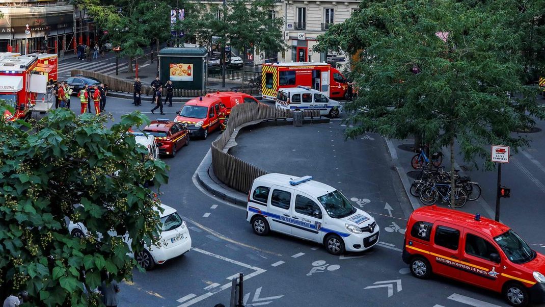 Auto fährt in Café-Terrasse in Paris