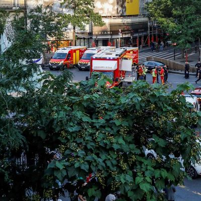 Auto fährt in Café-Terrasse in Paris