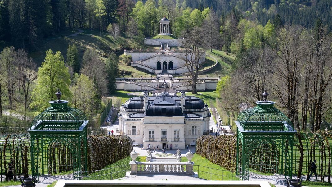 Die Parkanlage rund um das Schloss Linderhof. Die UNESCO hat die berühmten Märchenschlösser von Bayerns König Ludwig II. zum Welterbe erklärt.
