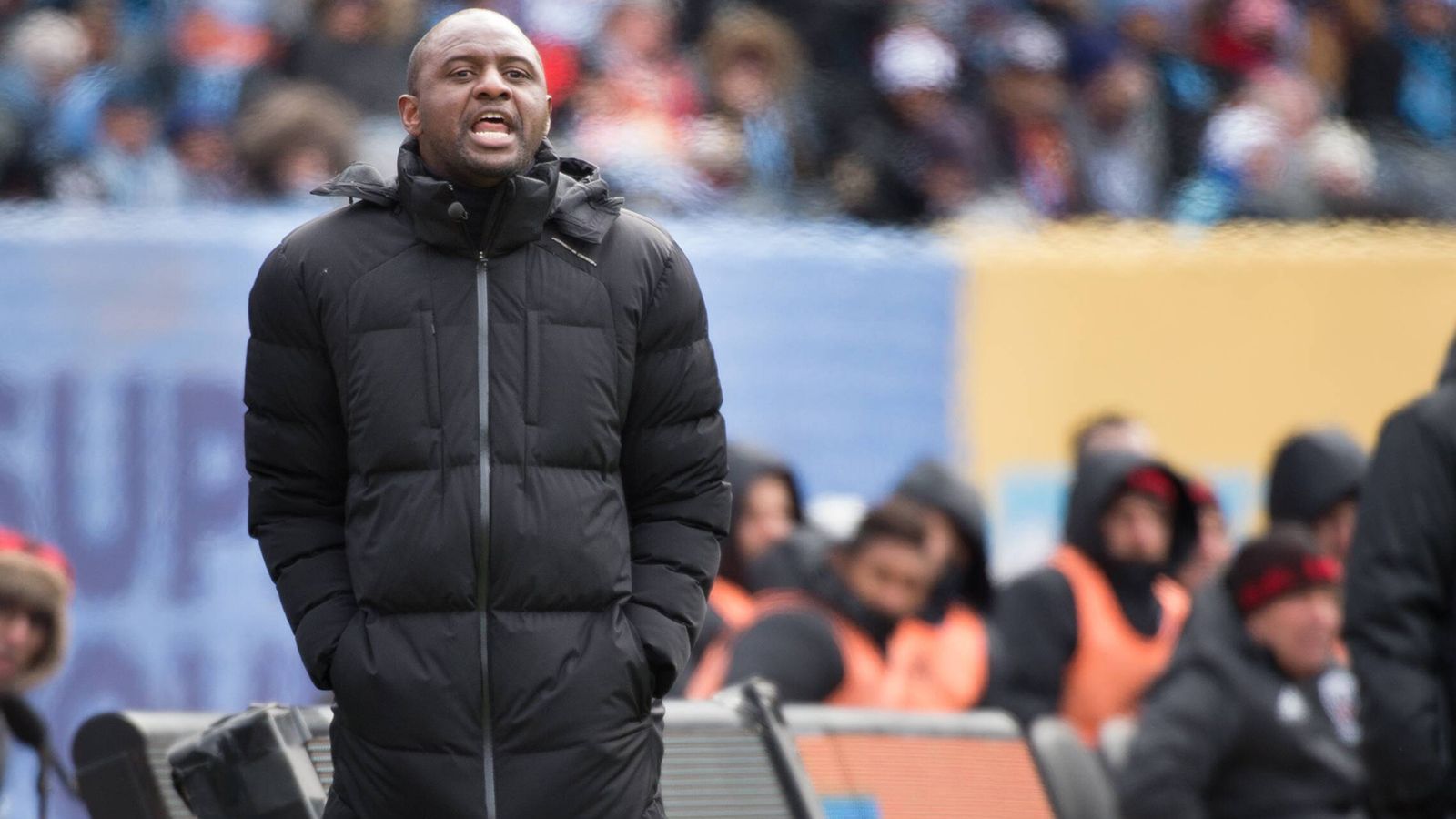 
                <strong>Patrick Viera (Trainer OGC Nizza)</strong><br>
                Patrick Vieras aktive Karriere als Fußballprofi dauerte von 1991 bis 2011 an. Beim FC Arsenal und Inter Mailand lief der defensive Mittelfeld den Großteil seiner Karriere. Für Manchester City absolvierte Viera seine letzten Spiele als Profi und wechselte nach seinem Karriereende für vier Jahre in die Nachwuchsabteilung der "Citizens". Nach zwei Jahren als Trainer des New York FC übernahm er in diesen Sommer den Posten des zu Borussia Dortmund abgewanderten Trainers Lucien Favre beim OGC Nizza. Dort läuft es allerdings nur mittelprächtig. Fünf Siege, zwei Unentschieden, fünf Niederlagen bedeuten derzeit Rang neun in der Tabelle der Ligue 1.
              