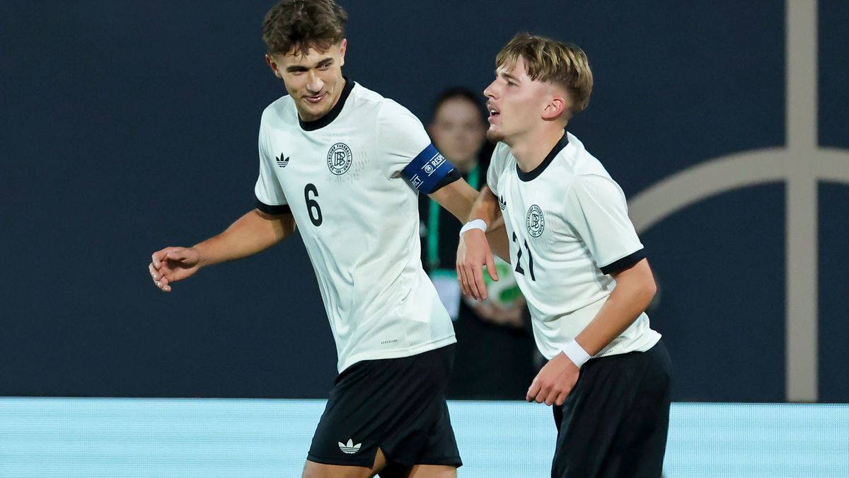 Tom Bischof (Germany) bejubelt seinen Treffer zum 1:0 mit Lennart Karl (Germany), UEFA Under21 Championship - Group F MD 6, Germany U21, U 21 v Malta U21, Sportpark Ronhof Thomas Sommer am 14. Nove...