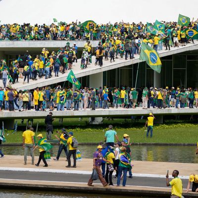 Bolsonaro-Anhänger stürmen das Kongress-Gelände