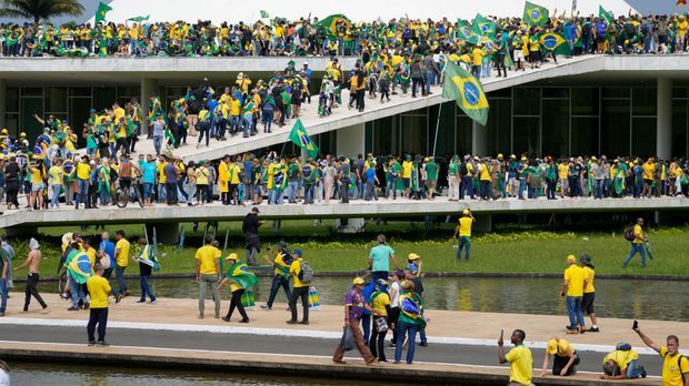 Bolsonaro-Anhänger stürmen das Kongress-Gelände
