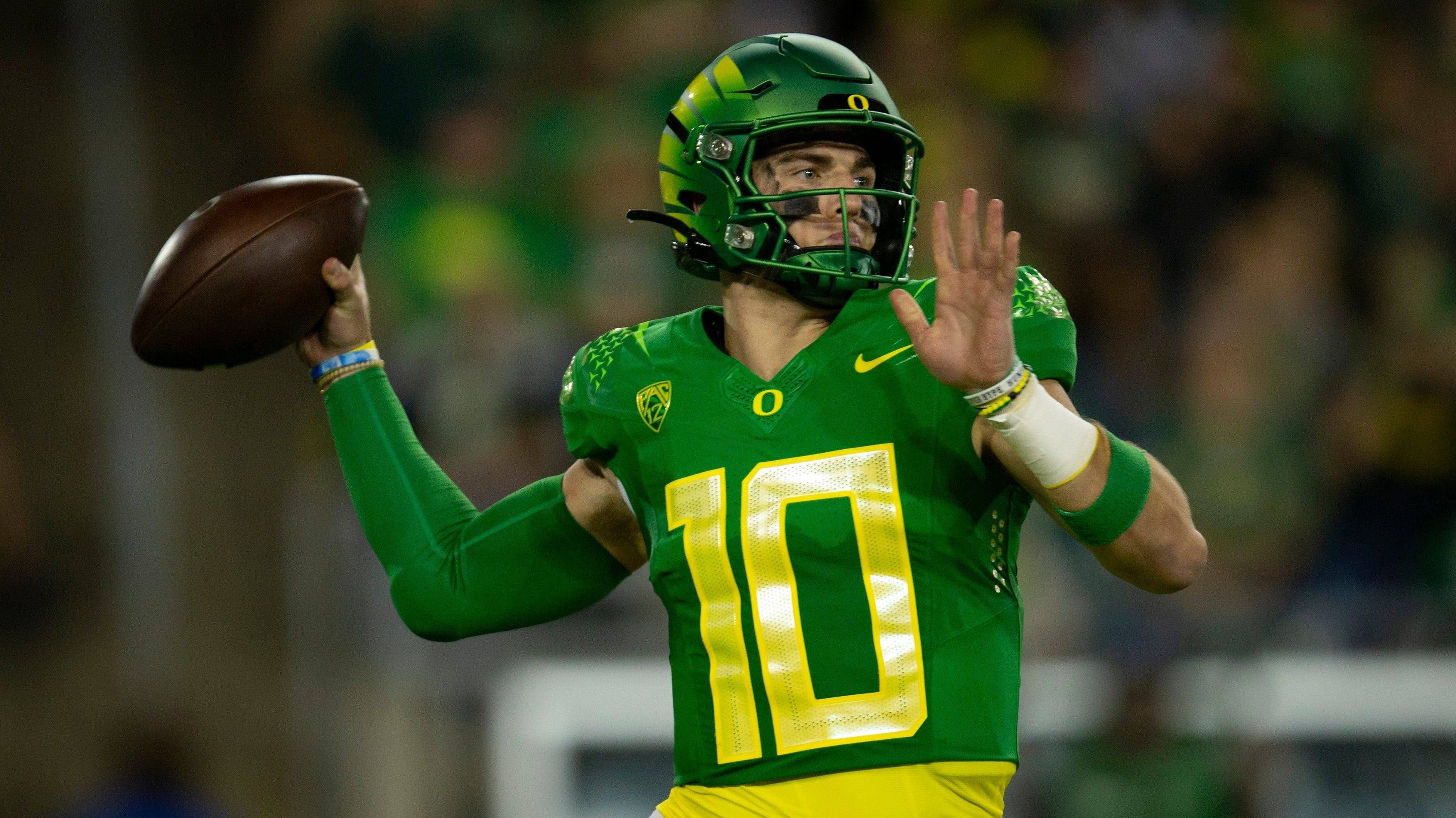 <strong>15. Oregon Ducks: Bo Nix</strong><br>Nach drei durchwachsenen Spielzeiten bei den Auburn Tigers wechselte Bo Nix letzte Saison zu den Oregon Ducks. Ein guter Move, denn seine erste Saison in Oregon war die beste seiner College-Football-Karriere: 3593 Passing Yards, 29 Passing Touchdowns, 546 Rushing Yards und 15 Rushing Touchdowns. Mit einer guten zweiten Saison in Oregon kann er seine Chancen erhöhen, 2024 in den frühen Runden gedraftet zu werden.