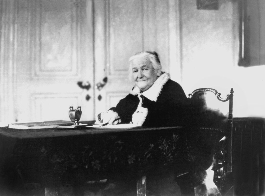 Clara Zetkin an ihrem Schreibtisch, aufgenommen um 1930. Die Politikerin setzte sich für Frauenrechte ein.