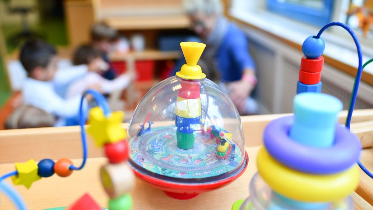 Kinderspielzeug steht in einer Kita.