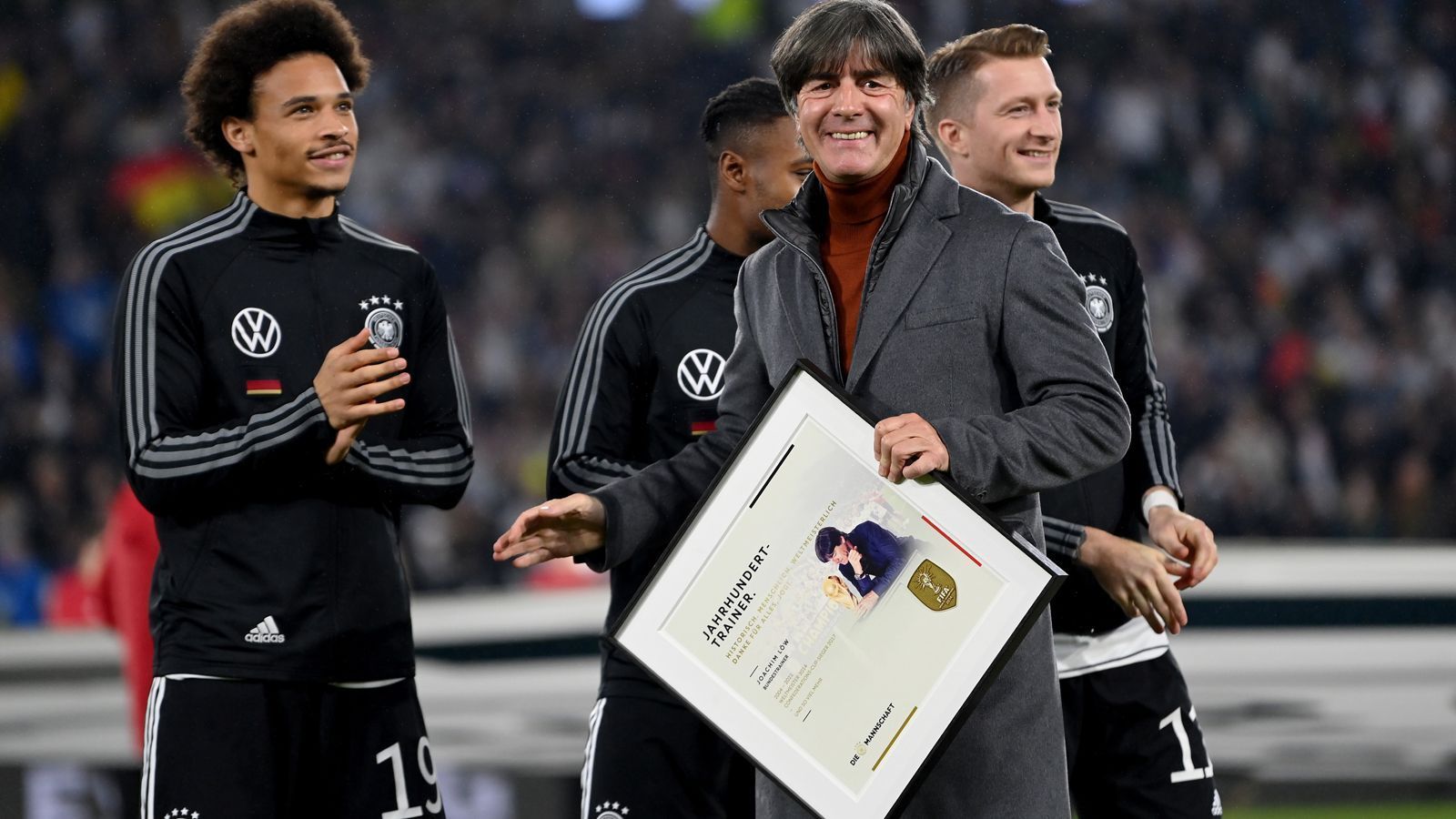 
                <strong>Vor Deutschland vs. Liechtenstein: Der Abschied von Ex-Bundestrainer Joachim Löw</strong><br>
                So bleibt ein fader Beigeschmack: Löws Abschied an einem kalten Novemberabend gegen Fußballzwerg Liechtenstein hätte unspektakulärer kaum sein können. Statt großer Emotionen gibt es eine verhältnismäßig unterkühlte Veranstaltung, in der Löw selbst noch nicht einmal Worte an die anwesenden Fans richten kann oder will. Am Ende dauert Löws TV-Interview vor der Partie länger als die offizielle Verabschiedung.
              