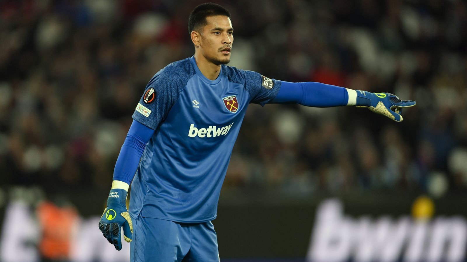 
                <strong>Alphonse Areola (West Ham United)</strong><br>
                Auch Alphonse Areola füllt nur die Backup-Rolle aus, bei West Ham United. Der Keeper, der mit Frankreich bei der WM in Katar war, hat im Vergleich zu Navas und Rico aber im Herbst deutlich mehr Spielpraxis gesammelt. Der 29-Jährige ist hinter dem Polen Lukasz Fabianski Ersatzmann der "Hammers" und kam schon in der Premier League, der Conferene League sowie den englischen Pokal-Wettbewerben zum Einsatz. Daher ist auch fraglich, ob die Londoner Areola überhaupt ziehen lassen würden, zumal er noch einen Vertrag bis 2027 hat.
              