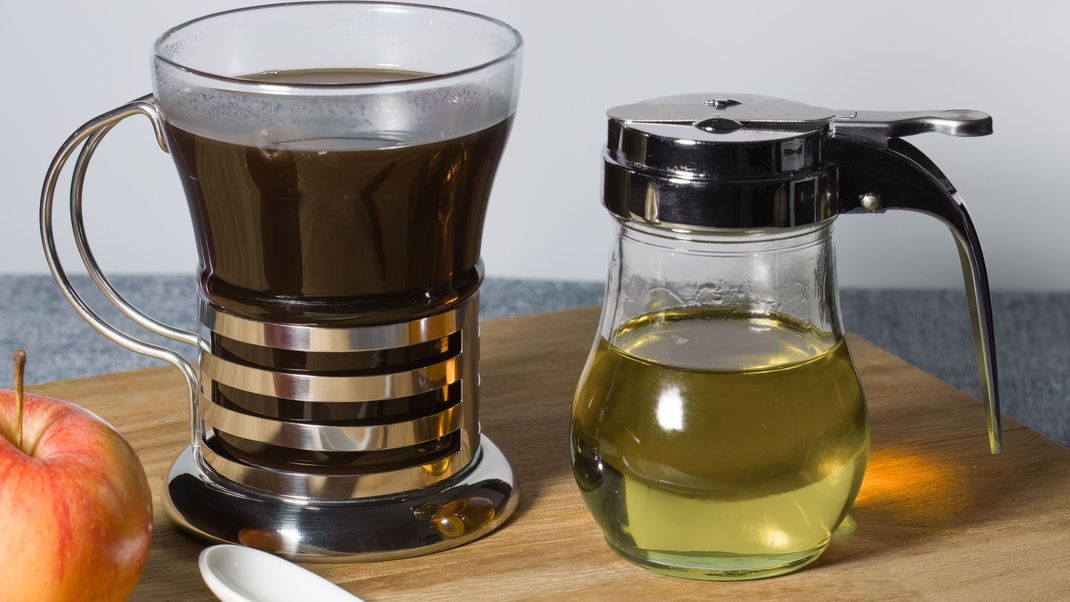 Probier doch mal Kaffee mit Olivenöl. Wir klären, warum das Trendgetränk so gesund ist. 
