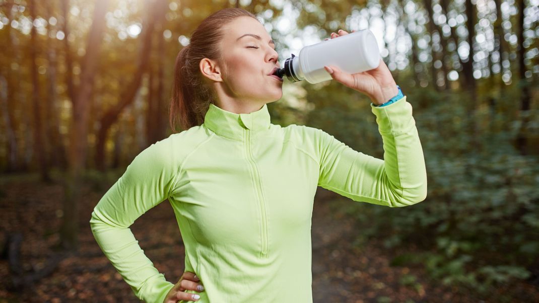 Wichtig bei körperlicher Belastung: ausreichend Flüssigkeitszufuhr. Wasser oder isotonische Getränke sind am besten.