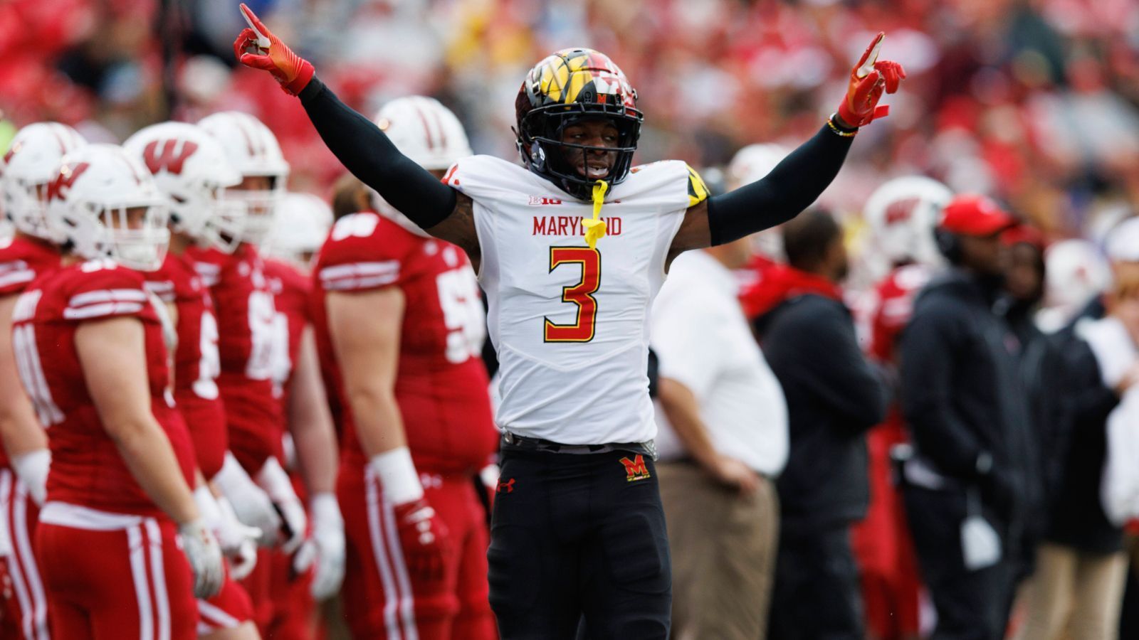 
                <strong>20. Pick: Seattle Seahawks - CB Deonte Banks (Maryland)</strong><br>
                Man könnte meinen, dass sich Pete Carroll bei den Seattle Seahawks eine neue Legion of Boom aufbauen will. Bereits jetzt haben die Seahawks eine der jüngsten Defenses der Liga, die nun wieder von Bobby Wagner angeführt wird. Nach dem Pick von Jalen Carter schnappen sich die Seahawks nun einen weiteren jungen Cornerback in Deonte Banks. Er im Tandem mit Tariq Woolen, gegnerische Quarterbacks werden sich hüten, den Ball leichtfertig in ihre Richtung zu werfen
              