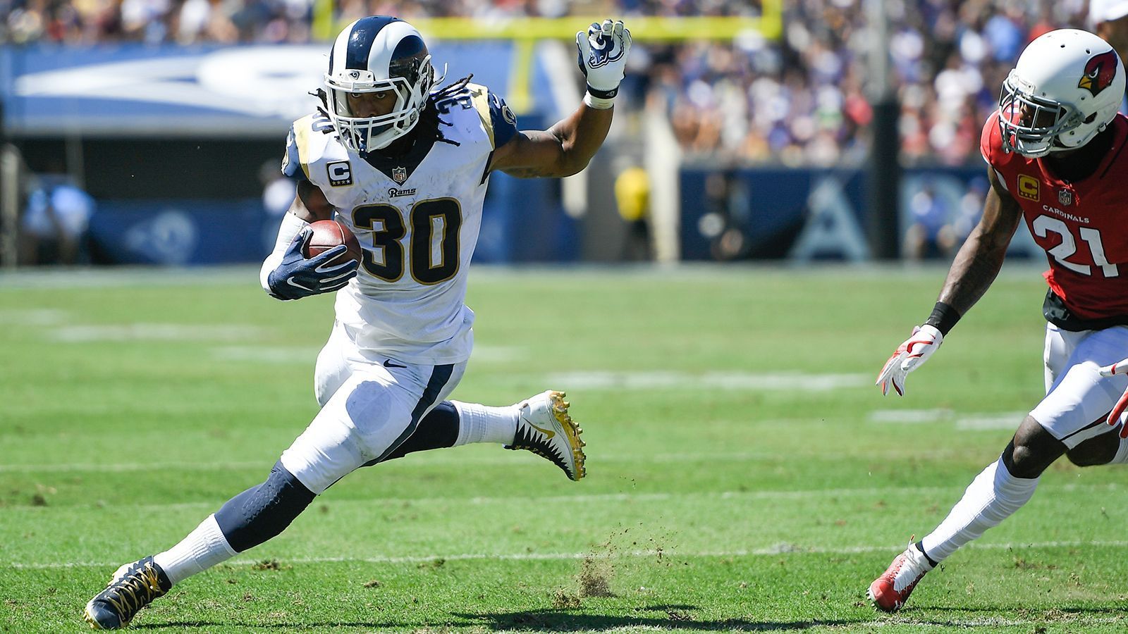 
                <strong>Gewinner: Todd Gurley (Los Angeles Rams)</strong><br>
                Hier sollten die Stats für sich sprechen. Drei Rushing-Touchdowns und zwei Two-Point-Conversions verbuchte Gurley beim ungefährdeten 34:0-Sieg gegen die Arizona Cardinals. Und war damit alleine für 22 Rams-Punkte verantwortlich.
              