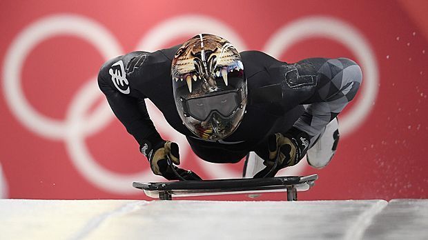 
                <strong>Akwasi Frimpong (Ghana, Skeleton) </strong><br>
                Platzierung in Pyeongchang: Platz 30 (von 30) nach drei Durchgängen im Skeleton (nur Top 20 im finalen Lauf dabei)Akwasi Frimpongs Markenzeichen ist das weit aufgerissene Löwenmaul auf dem Helm. Der Ghanaer kam über den 200-Meter-Sprint zum Bob- und Skeletonsport. Früher war er als "GoldenSprint" bekannt, in Pyeongchang wird er für seine Ausdauer belohnt. "Ich habe dafür 13 Jahre lang gekämpft. Dass ich jetzt bei Olympia starte, ist eine Nachricht an alle, die große Träume haben", erklärte Frimpong.
              