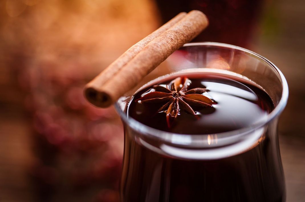 Glühwein trinkt man für gewöhnlich. Sie können den Weihnachtsdrink aber auch wunderbar für ein Lebkuchen-Tiramisu verwenden.