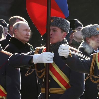 Kremlherrscher Putin mit Soldaten in Moskau