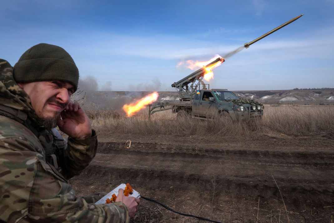 Ukraine, Bachmut: Ein ukrainischer Offizier feuert ein auf einem Pickup befestigtes Mehrfachraketen-System auf russische Stellungen an der Frontlinie ab.