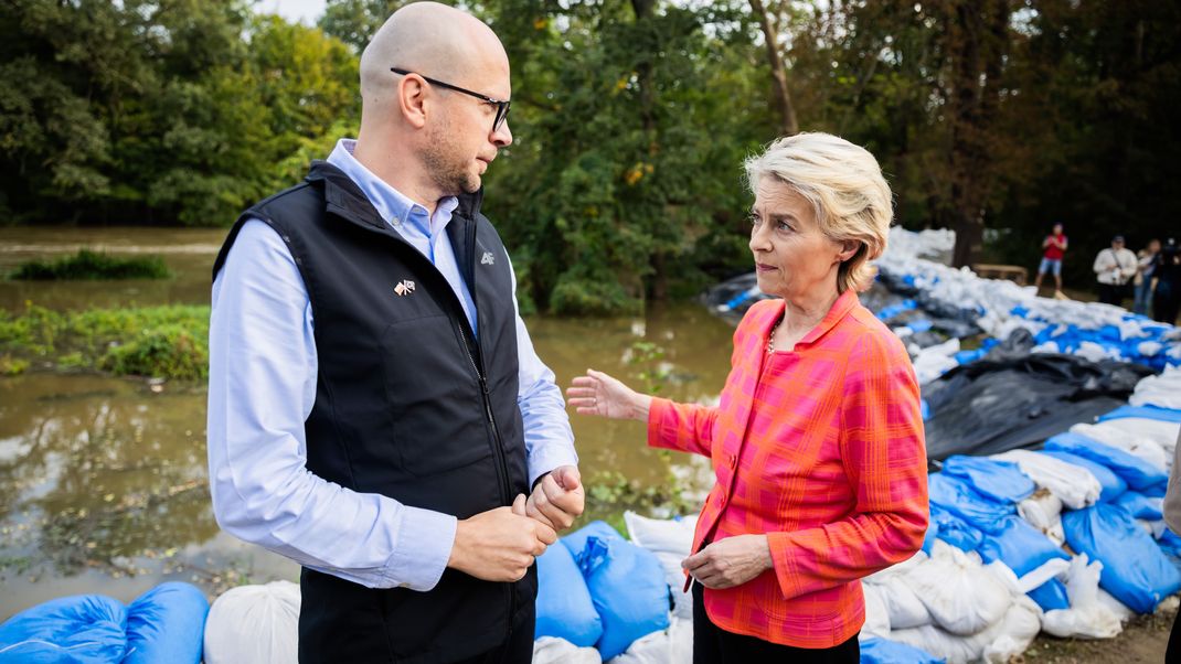 19. September 2024, Polen, Wroclaw: Ursula von der Leyen (CDU), Präsidentin der Europäischen Kommission, lässt sich von Jakub Mazur, Erster stellvertretender Bürgermeister von Breslau, ein Überschwemmungsgebiet am Fluss Bystrzyca am Rande Breslaus zeigen. 