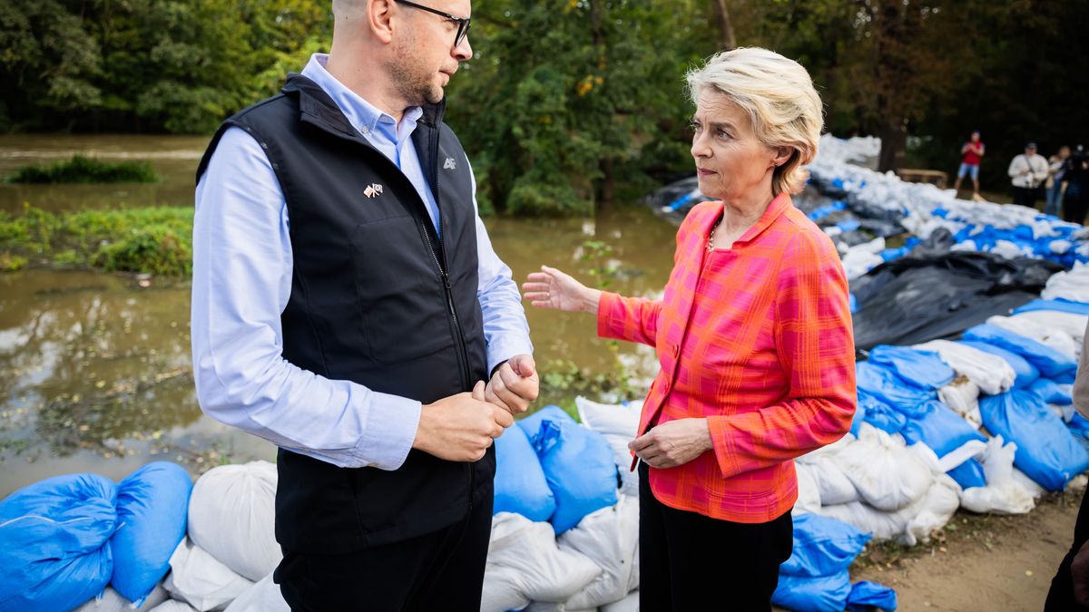 19. September 2024, Polen, Wroclaw: EU-Präsidentin Ursula von der Leyen mit Jakub Mazur, Erster stellvertretender Bürgermeister von Breslau, im Überschwemmungsgebiet