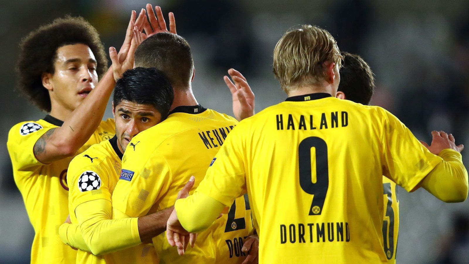 
                <strong>Platz 4: Borussia Dortmund</strong><br>
                3:0, 2:0, 2:0, 3:0, 5:2 - die letzten Wochen war der BVB recht erfolgreich, mit Ausnahme des 2:3 gegen die Bayern. Aber auch im deutschen Clasico war Dortmund auf Augenhöhe mit den Münchnern. Erling Haaland schießt nach wie vor alles kurz und klein, die Balance zwischen Defensive und Offensive bekommt Dortmund immer besser hin. In der letzten Saison gab es immer wieder teils unerklärliche Rückschläge, in dieser Spielzeit ist der BVB deutlich konstanter in seinen Leistungen. Und jetzt darf auch das große Versprechen Youssoufa Moukoko ran. Schwarz-Gelb ist dran, was Großes zu reißen in dieser Saison.
              