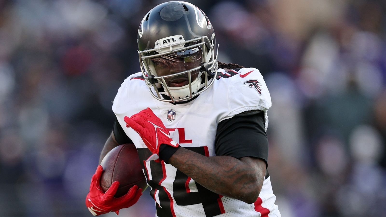 
                <strong>Running Back: Cordarrelle Patterson (Atlanta Falcons)</strong><br>
                Vertragsvolumen: 10,5 Millionen US-DollarDavon Grundgehalt in 2023: 4,25 Millionen US-DollarZwar lief Tyler Allgeier dem variabel einsetzbaren Patterson etwas den Rang ab, trotzdem ist er von allen Running Backs die nicht unter dem Rookie-Vertrag spielen am ehesten für diese Team qualifiziert. Barkley, Pollard und Co., die unter dem Franchise Tag spielen, ausgeschlossen. 
              