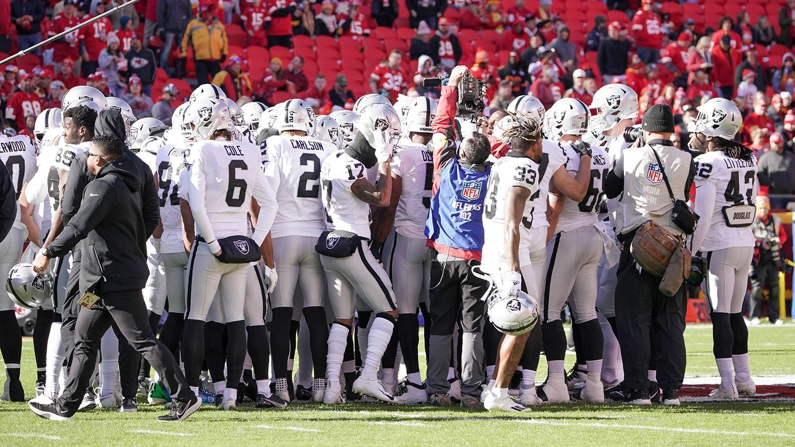 
                <strong>Las Vegas Raiders</strong><br>
                &#x2022; Runde 1: 7. Pick: Tyree Wilson, Defensive End, Texas Tech <br>&#x2022; Runde 2 (Trade mit Colts): 35. Pick, Michael Mayer, Tight End, Notre Dame<br>&#x2022; Runde 3: 70. Pick: Byron Young, Defensive Lineman, Alabama<br>&#x2022; Runde 3 (Trade mit Giants und Chiefs): 100. Pick: Tre Tucker, Wide Receiver, Cincinnati<br>&#x2022; Runde 4: (Trade mit Texans) 104. Pick: Jakorian Bennett, Defensive Back, Maryland<br>&#x2022; Runde 4: 135. Pick (Compensatory Pick, Trade mit Patriots): Aidan O'Connell, Quarterback, Purdue<br>&#x2022; Runde 5 (Compensation, Trade mit Packers und Jets): 170. Pick: Christopher SMith II, Strong Safety, Georgia <br>&#x2022; Runde 6 (Trade mit Giants): 203. Pick: Amari Burney, Outside Lineback, Florida<br>&#x2022; Runde 7 (Trade mit Patriots): 231. Pick: Nesta Jade Silvera, Defensive Tackle, Arizona State<br>
              