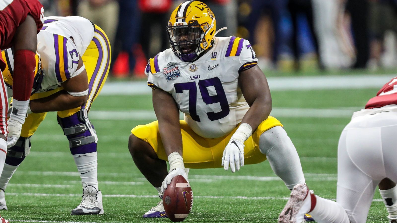 
                <strong>Lloyd Cushenberry III (Center, LSU)</strong><br>
                Beim NFL Draft 2020 stehen vor allem die Offensive Tackles im Mittelpunkt, weil sich auf dieser Position viele Talente tummeln. Auch der Position des Centers sieht es vergleichsweise mau aus. Lloyd Cushenberry ist hier eine positive Ausnahme. Der 22-Jährige gewann zuletzt mit LSU die College-Meisterschaft und wurde in das "First Team All-SEC" gewählt. Der 1,93 Meter große und 143 Kilogramm schwere Offensive Liner hat Starting-Potential, verfügt über große Hände, lange Arme und viel Kraft, hat allerdings Defizite bei den seitlichen Bewegungabläufen. Cushenberry könnte in der 2. oder 3. Runde gedraftet werden.
              