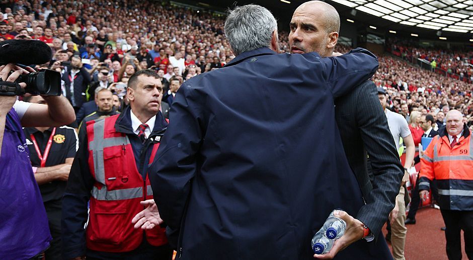 
                <strong>Mourinho vs Guardiola</strong><br>
                Anschließend fällt Mourinho seinem Gegenüber in die Arme. Der mit Wasserflaschen ausgerüstete Guardiola ist sichtlich überrascht.
              