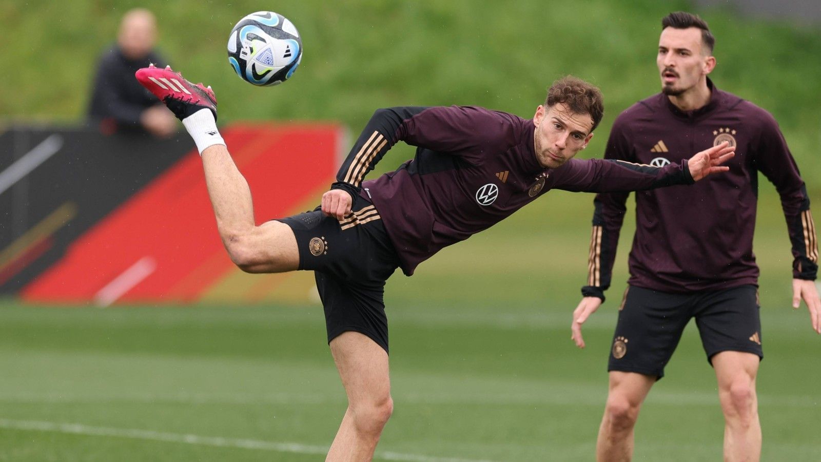 
                <strong>Leon Goretzka (FC Bayern München)</strong><br>
                Nachdem ihn zu Beginn der Saison eine Knie-OP außer Gefecht setzte, ist der Mittelfeldmann inzwischen wieder vollständig fit. Gegen PSG stand er zuletzt zweimal über 90 Minuten im Kader, gab sogar einen Assist. Bei der Bayern-Klatsche gegen Leverkusen am vergangenen Wochenende gelang ihm in 76 Minuten ebenfalls eine Vorlage. Goretzka steht stabil, ist neben Kimmich der Anführer im defensiven Mittelfeld. Ganz angelangt bei den Glanzzeiten vergangener Tage ist er aber noch nicht. Formbarometer: Aufsteigender Ast
              