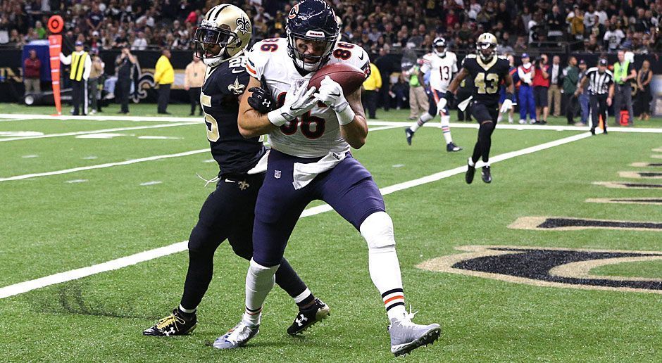 
                <strong>Zach Miller (Chicago Bears) in Week 8</strong><br>
                Zu früh jubelten auch die Chicago Bears. Beim 12:20 bei den New Orleans Saints hatte Zach Miller Mitte des dritten Viertels einen 25-Yards-Pass von Mitch Trubisky in der Endzone gefangen. Die Referees wollten jedoch anhand der Zeitlupe bemerkt haben, dass der Tight End den Ball nicht unter Kontrolle hatte. Zu allem Überfluss verletzte sich Miller in dieser Szene auch noch schwer - im Bemühen, den Ball festzuhalten, knickte er mit dem linken Bein um und renkte sich das Knie aus. Da geriet sogar die Schiri-Entscheidung in den Hintergrund.
              