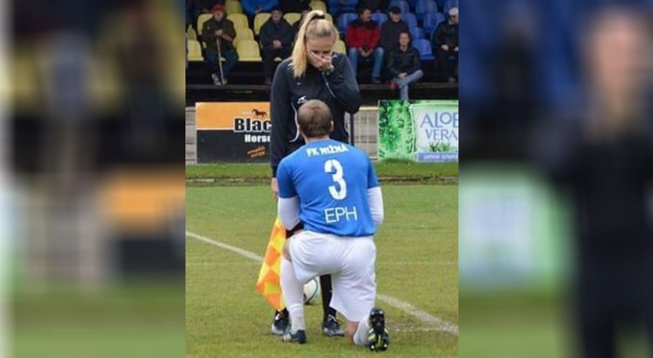 
                <strong>Lubomir Vajdecka</strong><br>
                Der slowakische Amateurkicker Lubomir Vajdecka vom FK Nizna machte seiner Freundin Petra Lepackova auf dem Spielfeld vor mehreren hundert Zuschauern einen Heiratsantrag. Das Kuriose: Lepackova war die Linienrichterin des Spiels. Zur Erleichterung Vajdeckas und aller Anwesenden sagte die Schiedsrichterin Ja. Eine Gelbe Karte zog die Aktion übrigens nicht nach sich.
              