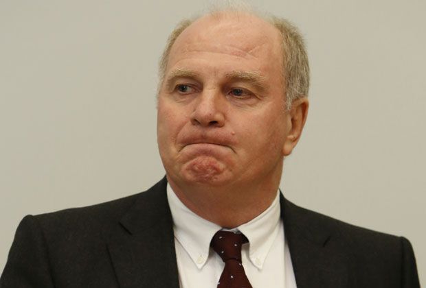 
                <strong>Uli Hoeneß verurteilt</strong><br>
                Die Lippen sind zusammengekniffen, das Urteil ist gesprochen: Am 13. März 2014 wird Uli Hoeneß wegen Steuerhinterziehung zu drei Jahren und sechs Monaten Haft verurteilt. Er muss 28,5 Millionen Euro Steuerschulden zurückzahlen (plus Zinsen).
              