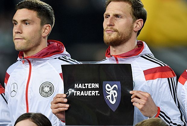 
                <strong>DFB-Team trauert um Germanwings-Opfer </strong><br>
                Tolle Geste: Der aus Haltern am See stammende Benedikt Höwedes trägt während der Nationalhymne ein Plakat mit der Aufschrift "Haltern trauert". Bei dem Absturz waren auch 16 Schüler und zwei Lehrerinnen eines Halterner Gymnasiums gestorben.
              