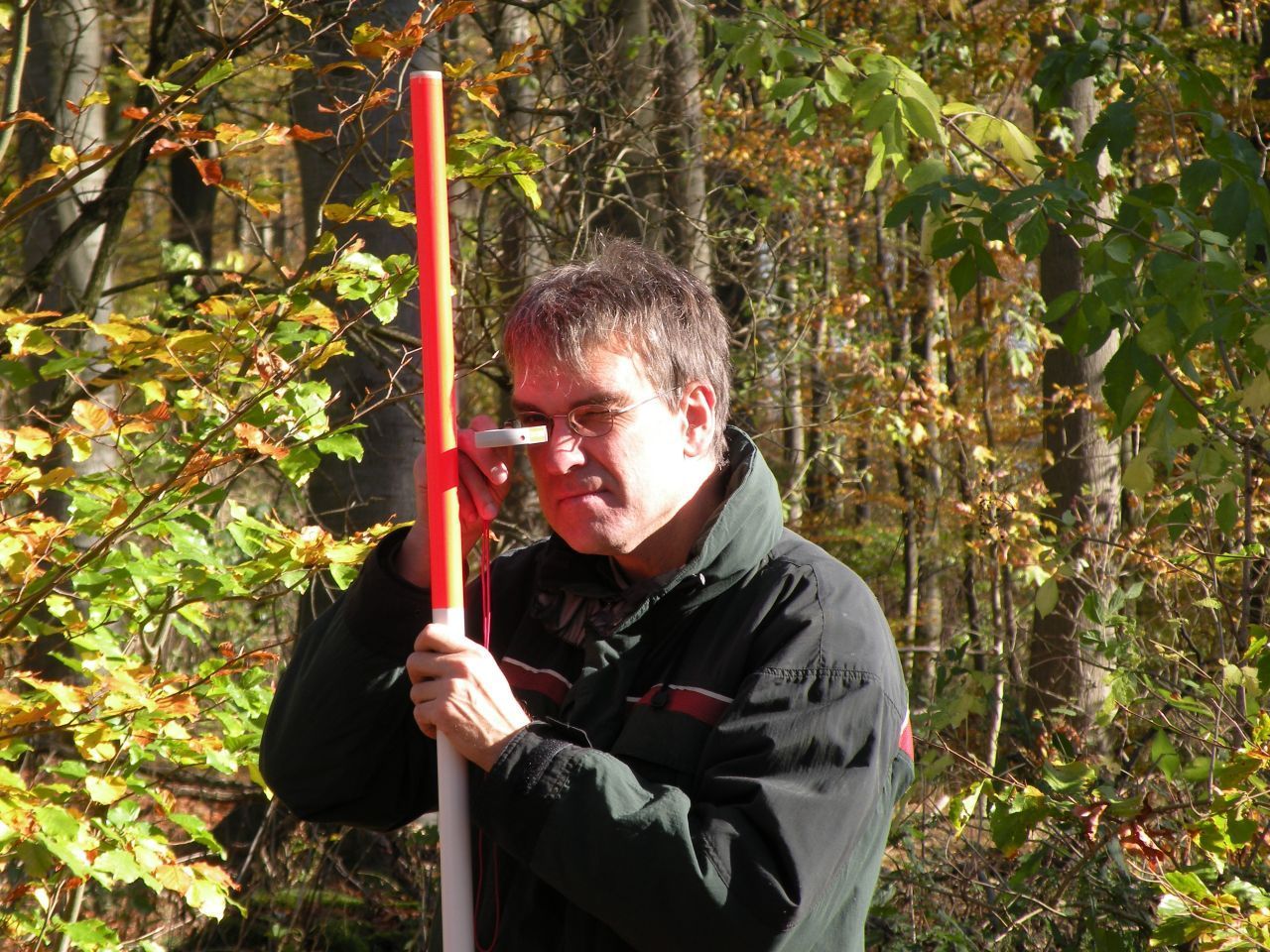 Thomas Ullrich von HessenForst checkt Bäume mit einem Kompass, um sie in 10 Jahren bei der nächsten Inventur wiederzufinden.